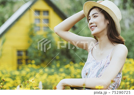 Women travel 75290725