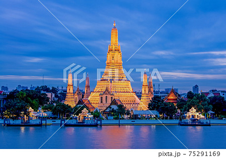 Arun Worawihan Temple Located on the Chao Phraya River, Thailand. At night the light illuminates the beautiful water. Arun Worawihan Temple Located on the Chao Phraya River, Thailand. At night the light illuminates the beautiful water. 75291169