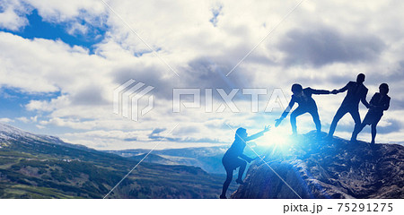 チームワーク　協力　サポート　レジリエンス 75291275