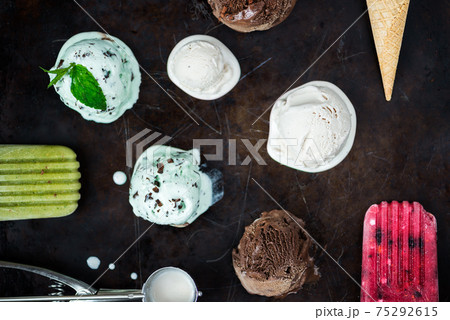 Selection of different ice cream scoops 75292615