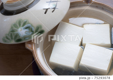 土鍋で調理した湯豆腐 土鍋で調理した湯豆腐 75293078