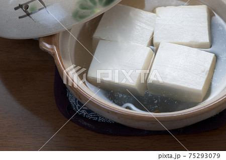 土鍋で調理した湯豆腐 75293079
