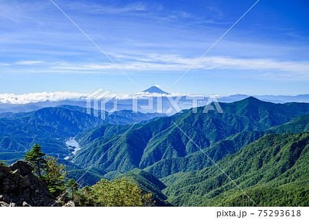 夏空と奥秩父の山並みと富士山 夏空と奥秩父の山並みと富士山 75293618