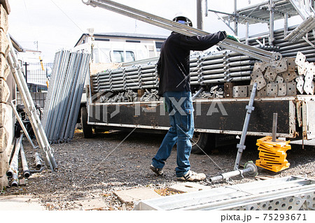 足場を解体する職人さん 75293671