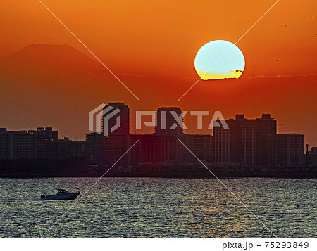都市越しに見る夕富士と浮かぶ船 都市越しに見る夕富士と浮かぶ船 75293849