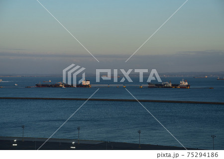 川崎マリエンから見た千葉方面の夕景 75294186