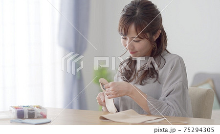自作マスクを作る女性 自作マスクを作る女性 75294305
