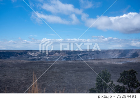 キラウエア火山の火口 75294491