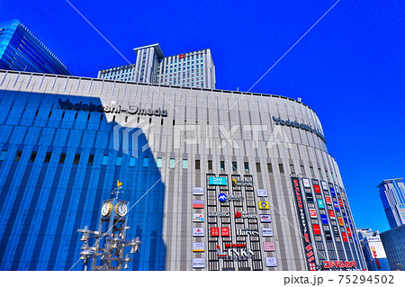大阪 梅田 ヨドバシ 青空 時計台 影 75294502