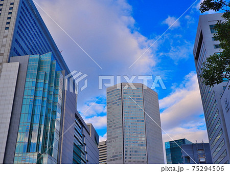 青空と大阪の街並み 大阪ステーションシティー 阪急百貨店 75294506