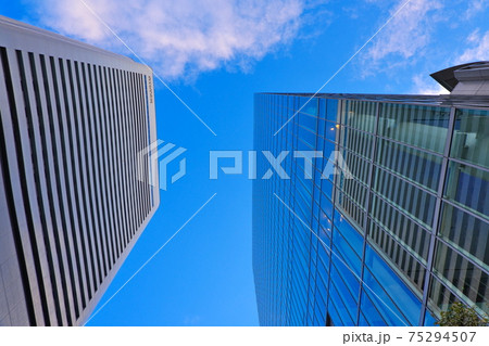 青空と大阪の街並み ヒルトン ハービスオオサカ 75294507