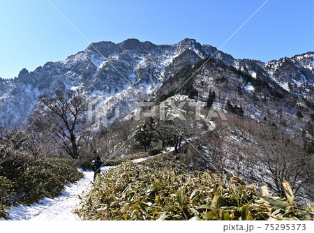 西日本最高峰の四国の霊山「石鎚山」の冬景色 西日本最高峰の四国の霊山「石鎚山」の冬景色 75295373