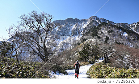 西日本最高峰の四国の霊山「石鎚山」の冬景色 75295376