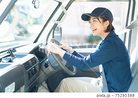 可愛い配送スタッフの女性 可愛い配送スタッフの女性 75295388