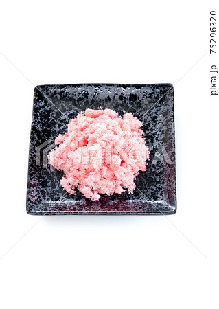 巻き寿司 ちらし寿司の具の桜でんぶ 白背景 の写真素材