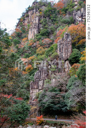 豪渓の壮大な断崖と紅葉 人物入り 岡山県総社市 豪渓の壮大な断崖と紅葉 人物入り 岡山県総社市 75296352