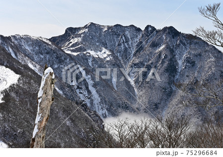 四国の名峰「伊予富士」の冬景色 75296684