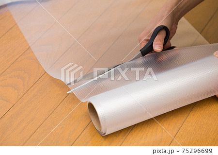 シートを切る女性手元　DIYイメージ 75296699