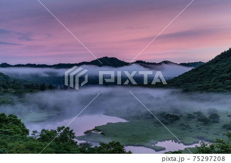 鳥居峠より朝靄と朝焼けの覚満淵② 鳥居峠より朝靄と朝焼けの覚満淵② 75297208