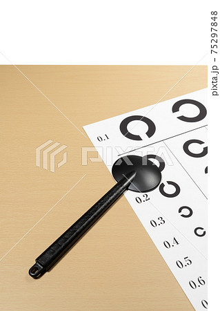 視力検査 視力検査表と遮眼子 視力検査 視力検査表と遮眼子 75297848