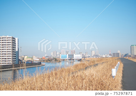 荒川土手から見た隅田川／東京都北区志茂の写真素材 [75297871