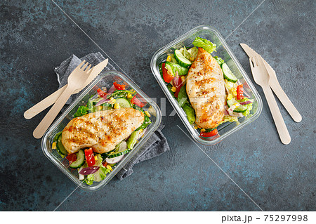 Lunch box containers with grilled chicken breast and fresh vegetable salad 75297998