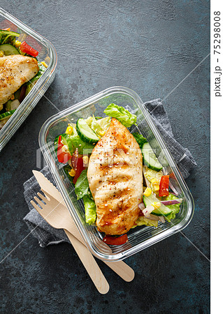 Lunch box containers with grilled chicken breast and fresh vegetable salad 75298008