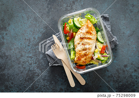 Lunch box containers with grilled chicken breast and fresh vegetable salad 75298009