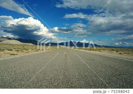アメリカ エリア51付近の荒野の道路 アメリカ エリア51付近の荒野の道路 75298042