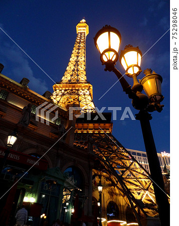 ラスベガス　パリのようなエッフェル塔　夜景 75298046