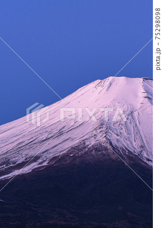 夜明けの富士山頂上 75298098