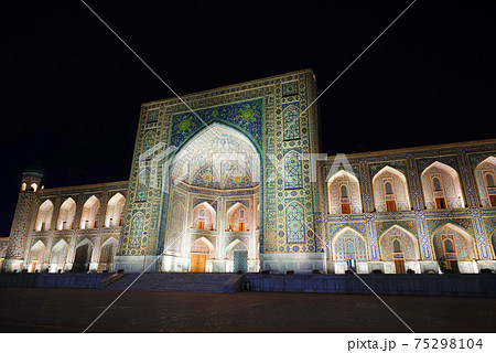 レギスタン広場、サマルカンド、ウズベキスタン 75298104