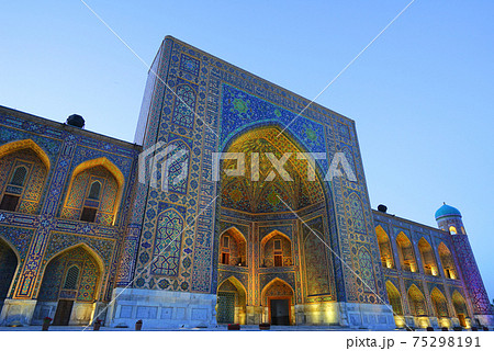 レギスタン広場、サマルカンド、ウズベキスタン 75298191