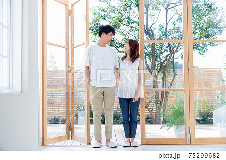 窓辺に立つ若いカップル 75299682
