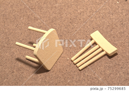 折れた椅子 75299685