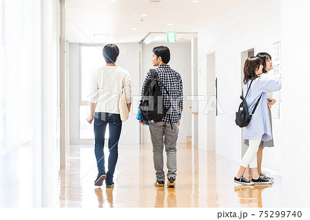 校舎の廊下を歩く男子大学生　撮影協力：中央工学校附属日本語学校
