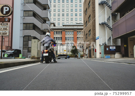 横浜市街とクルーザーバイク　フィルム風 75299957