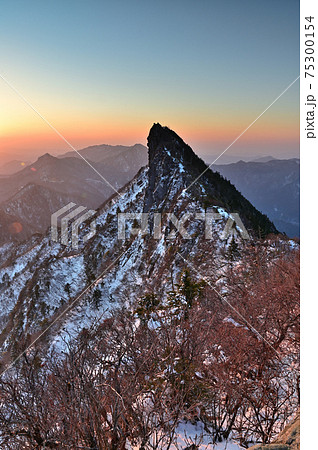 西日本最高峰、四国の霊山「石鎚山」の日の出 西日本最高峰、四国の霊山「石鎚山」の日の出 75300154