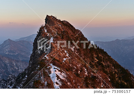 西日本最高峰の四国の霊山「石鎚山」の夕焼け 西日本最高峰の四国の霊山「石鎚山」の夕焼け 75300157
