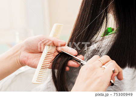 美容院でヘアカットをしている様子の写真素材
