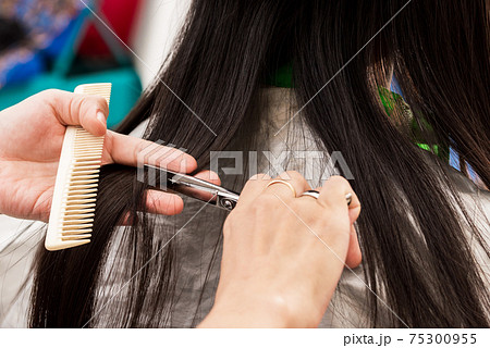 美容院でヘアカットをしている様子の写真素材