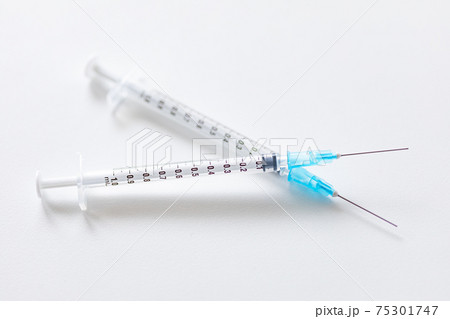 シリンジと注射針のイメージ シリンジと注射針のイメージ 75301747