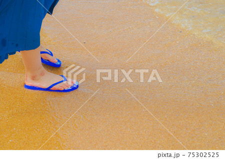 砂浜を歩く女性の足 砂浜を歩く女性の足 75302525