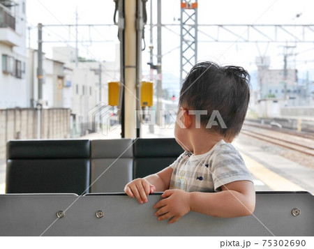 電車を通過を見送る幼児 電車を通過を見送る幼児 75302690