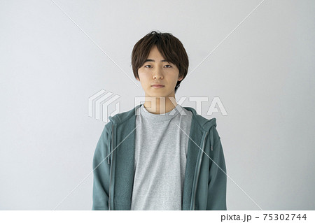 若い男性　ポートレート 75302744