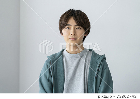 カメラ目線の若い男性　ポートレート 75302745