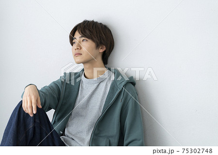 若い男性 ポートレート 若い男性 ポートレート 75302748