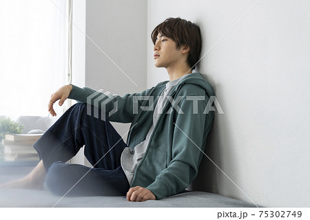 若い男性　ポートレート 75302749