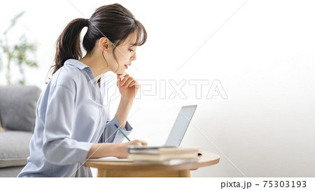 自宅で勉強する若い女性 75303193