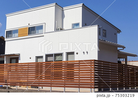 新築住宅 白い外壁とウッドフェンスのある家の写真素材